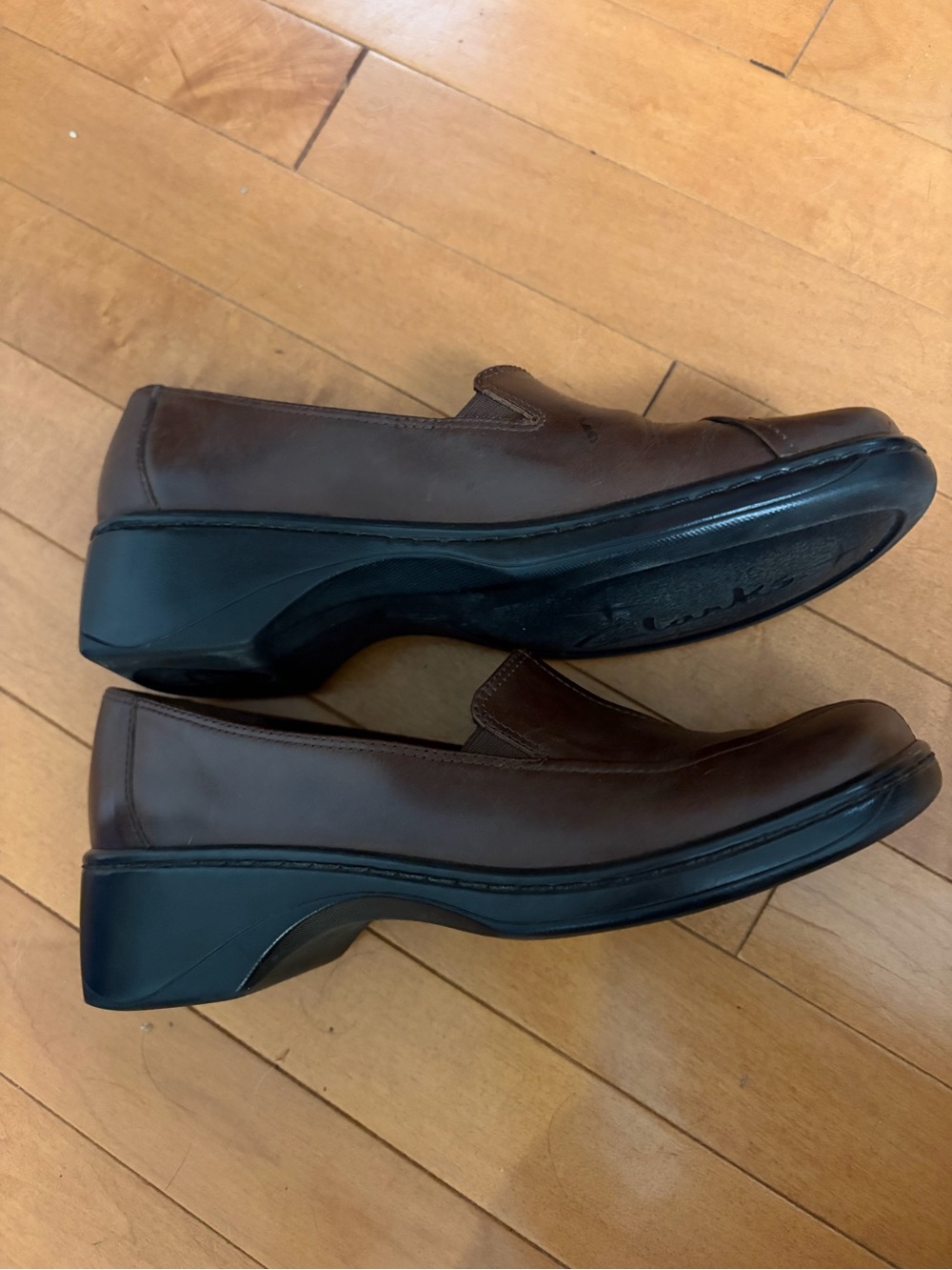 Clarks Women’s Size 8.5 Brown Leather Slip-On Shoes Loafers Flats